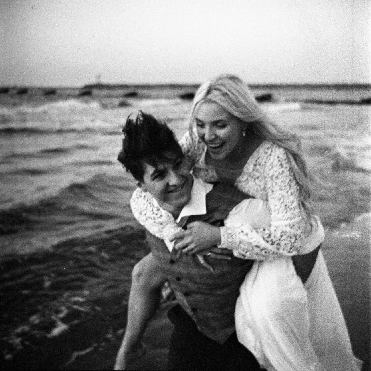 Emocjonalna fotografia ślubna w czerni i bieli