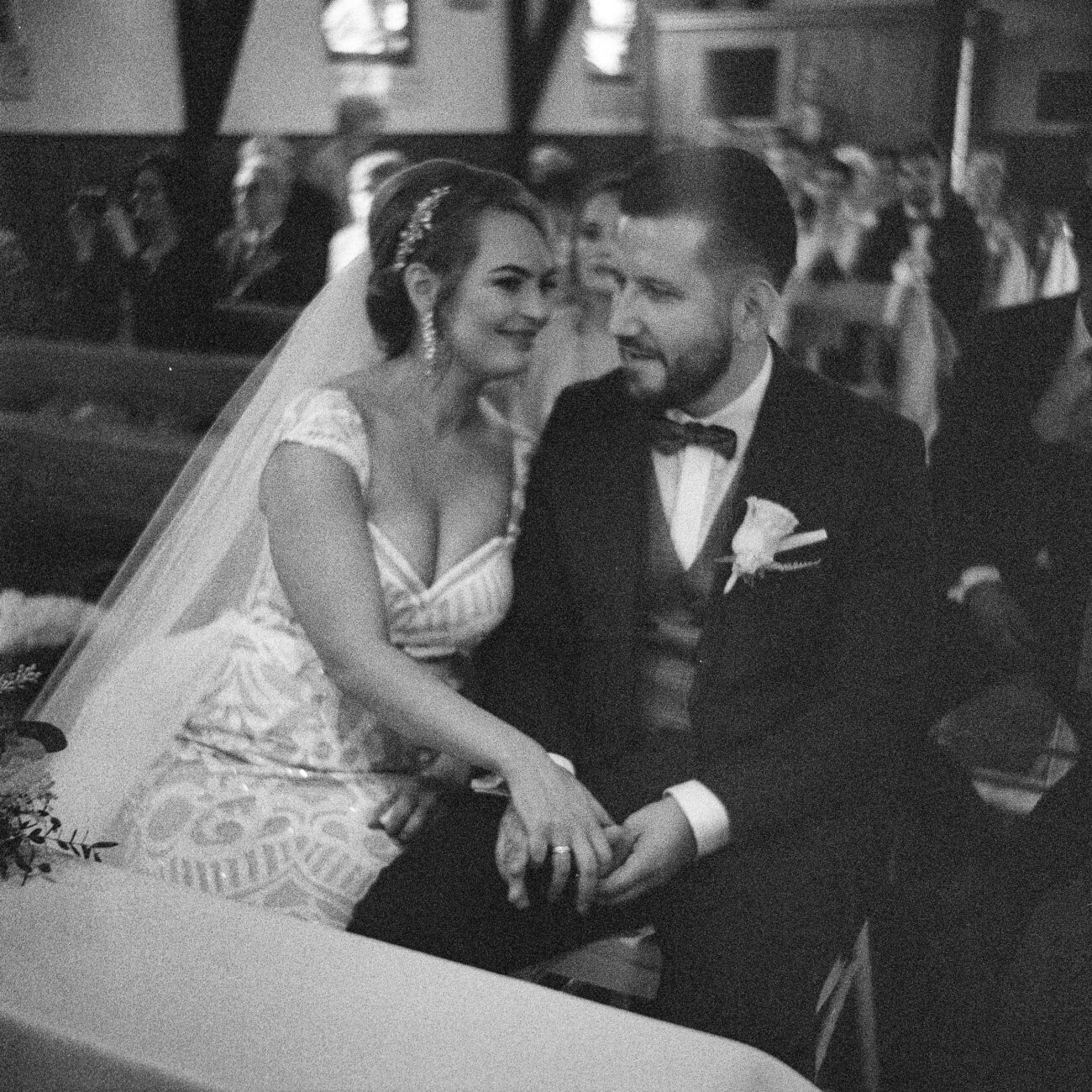 Emocjonalna fotografia ślubna w czerni i bieli
