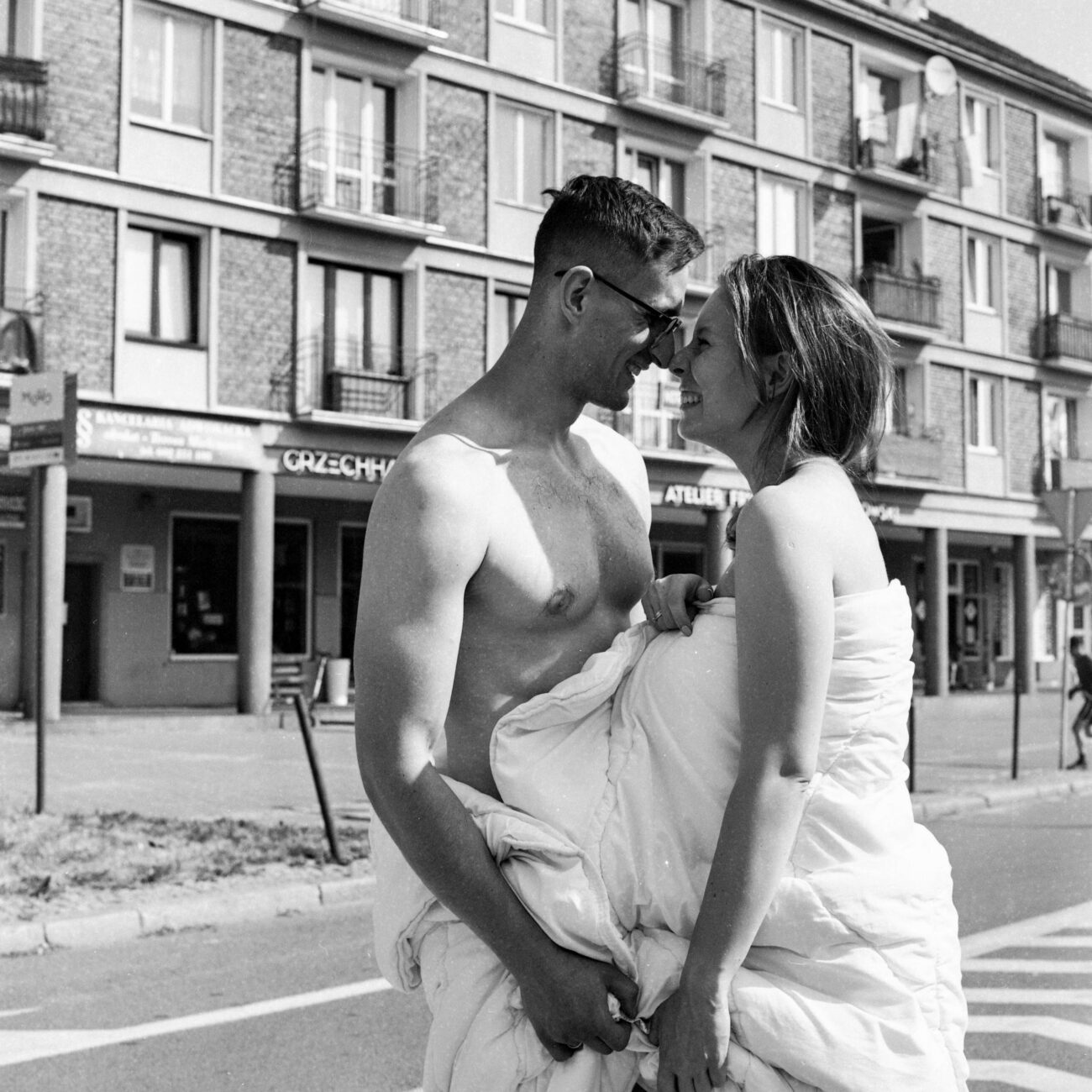 Emocjonalna fotografia ślubna w czerni i bieli