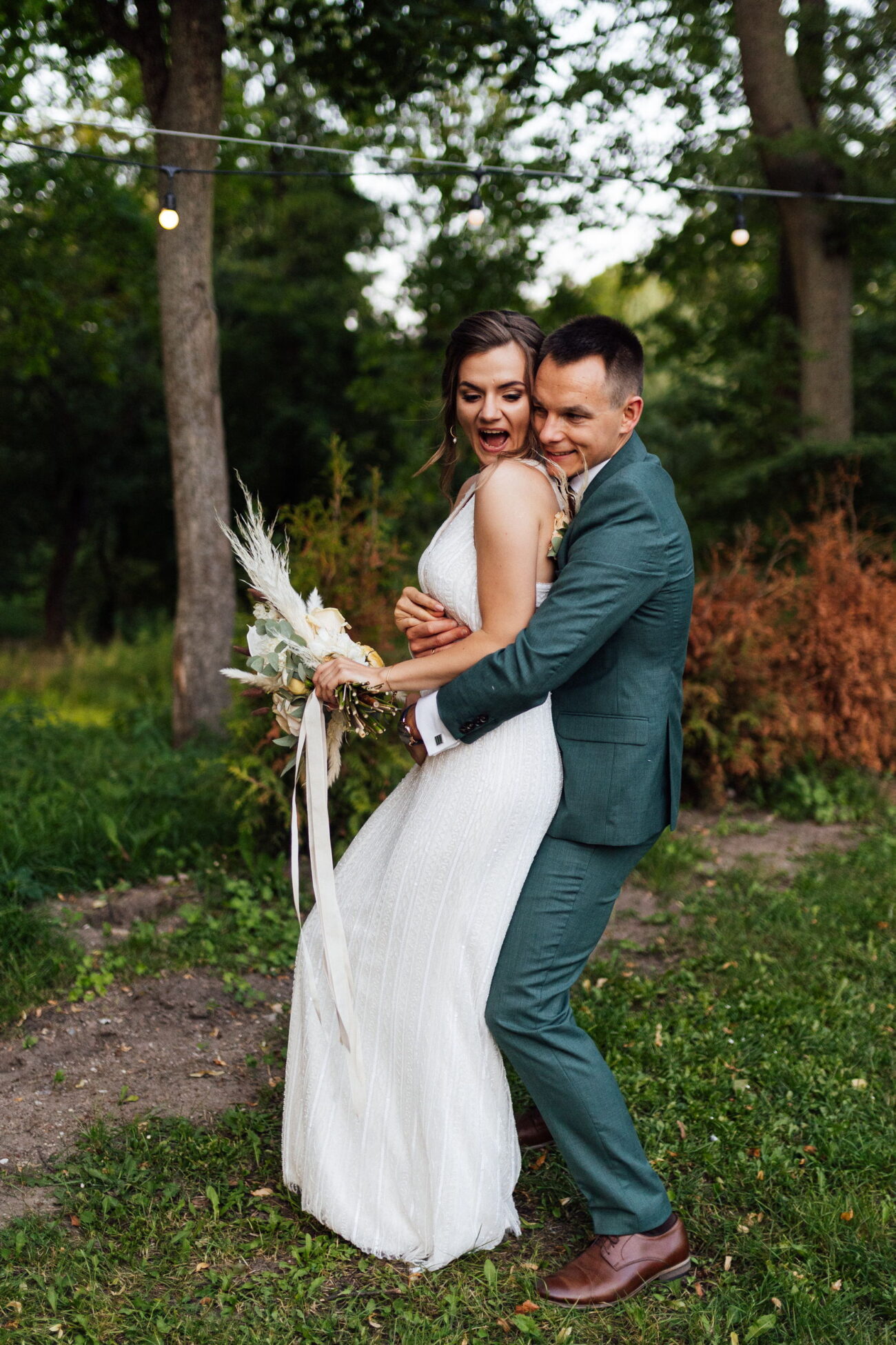 Naturalne zdjęcia pary młodej podczas ślubu